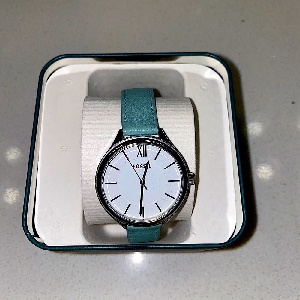 Fosil watch worn once come with box